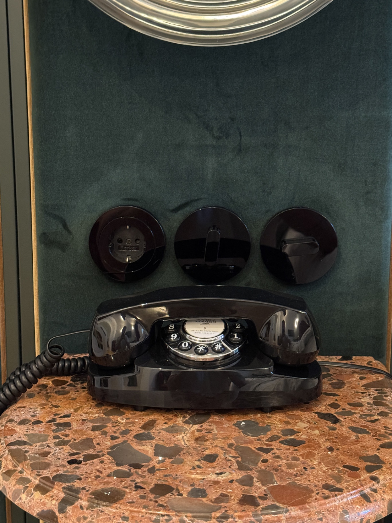 Telefone preto antigo de disco rotativo