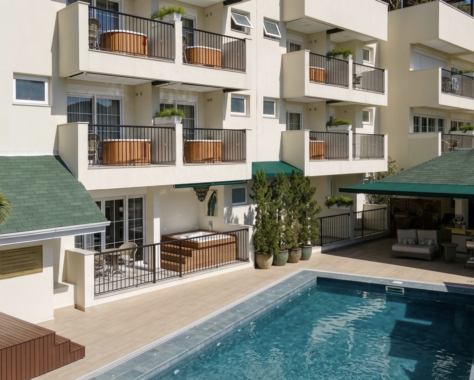 Piscina cercada pela mata atlântica